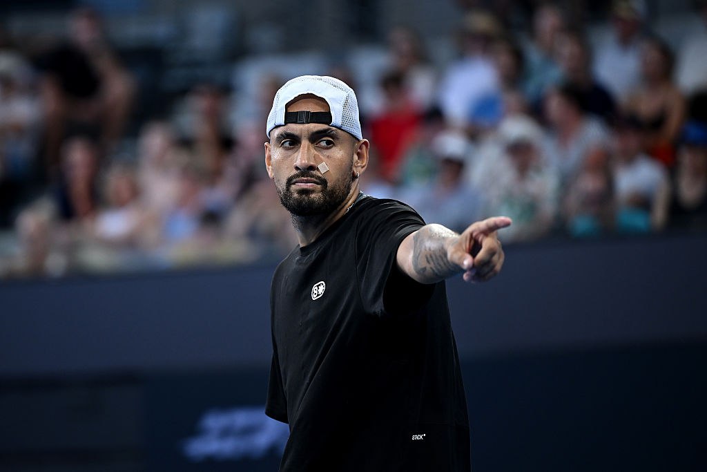 Финалист Уимблдона проиграл в своем первом за год матче на турнире ATP Австралийский теннисист финалист Уимблдона 2022 Ник Кирьос провел и проиграл первый официальный матч в одиночном разряде с марта 2025 года В первом круге турнира в австралийском Брисбене 30 летний Кирьос уступил американцу Александру Ковачевичу 58 й ракетке мира со счетом 3 6 4 6 Следующим соперником Ковачевича будет британец Кэмерон Норри Кирьос победитель 11 турниров ATP Лучший результат в одиночном разряде на турнирах Большого шлема финал Уимблдона 2022 Также он является победителем Открытого чемпионата Австралии в парах 2022 Австралиец не играл с марта из за проблем со здоровьем он вернулся на корт в начале декабря В целом за последние три года у Кирьоса который сейчас занимает 670 е место в рейтинге ATP только две победы в одиночных матчах над Маккензи Макдональдом в Майами в марте 2025 го и над Ариной Соболенко в недавней Битве полов Getty Images Подписаться на РБК Спорт