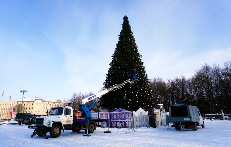 С главной площади Великого Новгорода убирают новогоднюю ёлку С площади Победы Софийской убирают новогоднюю ёлку которая три месяца радовала новгородцев своим праздничным убранством Работы по демонтажу начались на прошлой неделе Как рассказал начальник участка благоустройства МКУ Городское хозяйство Иван Горошкин процесс проходит поэтапно сначала электрики сняли всю иллюминацию затем мы приступили к снятию более 800 елочных украшений Сейчас идёт разбор самой ели сначала убираются ветки которые упаковываются в коробки После этого начнётся демонтаж металлического каркаса После завершения работ ёлку и все украшения перевезут в тёплый бокс где они будут храниться до следующего Нового года Теперь Великий Новгород будет готовиться к масленичным гуляньям