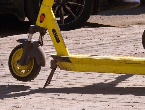 Уголовное дело возбудили после наезда электросамоката на ребенка в Калуге   На аллее улицы Чичерина в Калуге электросамокат сбил ребенка. У 6-летнего мальчика зафиксированы ушибы. Возбуждено уголовное дело, сообщает калужский следком. Председатель СК России поручил доложить о ходе расследования.