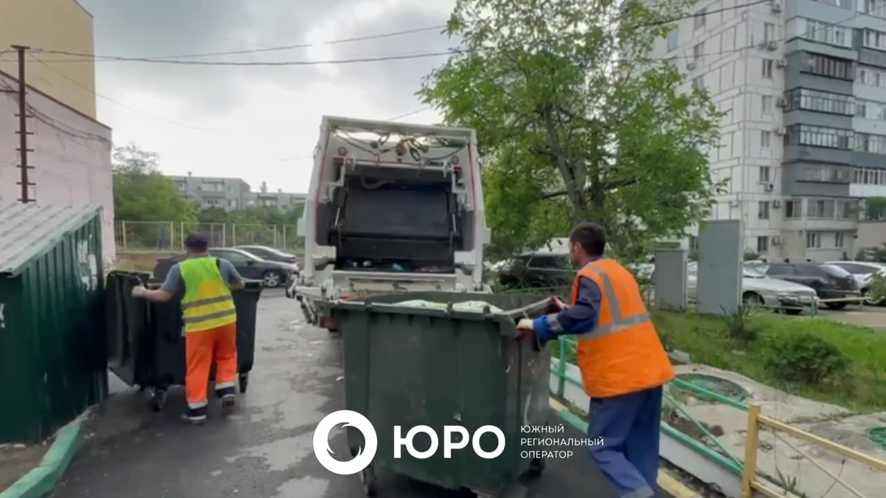 В Новороссийске на линию вышли 12 новых мусоровозов Как сообщили в «Южном региональном операторе», для обслуживания абонентов Новороссийска на улицы города вышла новая техника, приобретенная за средства компании. Помогать обеспечивать чистоту теперь будут два бункеровоза, два мусоровоза с объемом кузова 8 кубометров на базе КамАЗ и 8 мусоровозов с объемом кузова 16 кубометров на базе МАЗ. Преимуществом новой спецтехники является то, что все машины могут производить выгрузку как из контейнеров, так и из «лодочек», увеличенный объём кузова позволяет за один рейс вывезти больше отходов, в мусоровозах установлены специальные системы, минимизирующие утечку фильтрата. Есть прессующий механизм, который позволяет уплотнять собранные отходы до 6 раз. В конструкции автомобиля есть кузов с задней крышкой, боковой манипулятор, толкающая плита, гидравлическая и электросистема. - Будем стараться сделать всё возможное, чтобы отладить эффективную систему обращения с отходами в своих зонах ответственности. Важный шаг на этом пути – обновление парка специализированной техники, - прокомментировали в «Южном региональном операторе».