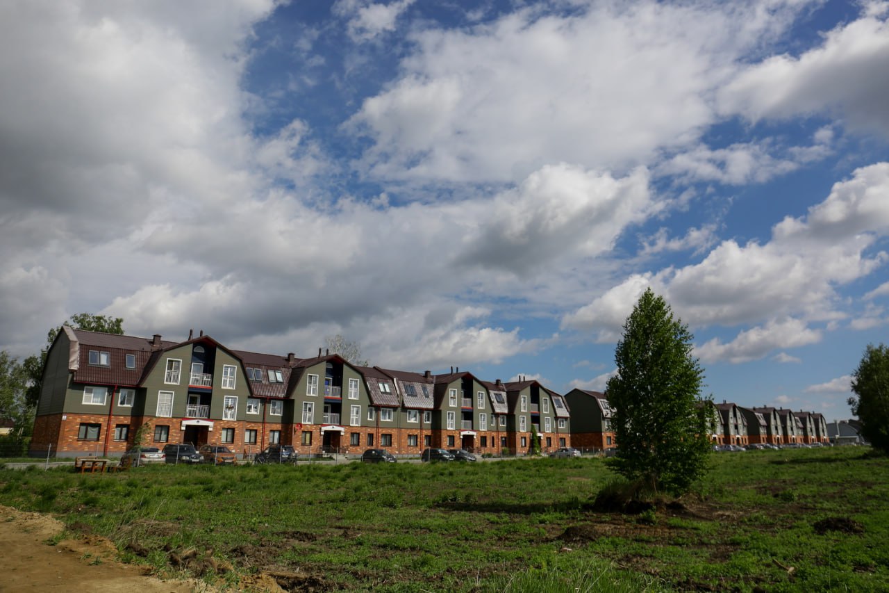 Возле Пригородного простора изымут пять участков под магистраль Мэрии Новосибирска понадобились пять участков в Ленинском районе по соседству с микрорайоном Пригородный простор для продления магистрали непрерывного движения Новая дорога станет продолжением перспективной улицы Дукача за железнодорожными путями и Толмачёвским шоссе Выкупу подлежат участки общей площадью 29 000 кв метров Все они находятся в промышленной зоне и заняты складами Профильный департамент мэрии должен уведомить собственников земли о её предстоящем изъятии Стоимость территорий оценят с владельцами заключат соглашения Постановление действует в течение трёх лет Напомним что магистраль непрерывного движения пройдёт по продлённой улице Дукача по большой автомобильной эстакаде преодолеет железнодорожные пути и Толмачёвское шоссе и поведёт дальше в Толмачёвский сельсовет В точке пересечения Дукача с Транссибом наметили остановочную платформу Чистая слобода для городской электрички Подписаться на канал