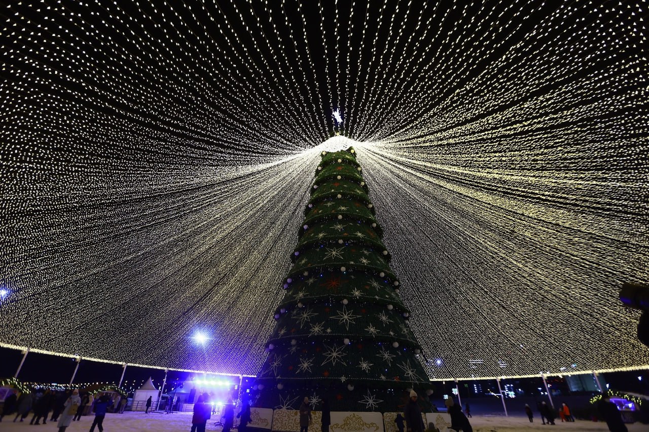 Главная городская елка у Чаши откроется 23 декабря Празднование начнется в 18 00 Гостей ждет новогодняя ярмарка а также выступления групп Хопелес и Майкрайз духового оркестра Just Brass и не только   Вечерка в MAX в Telegram