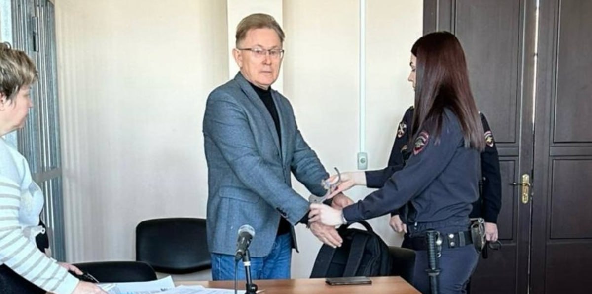 Бывшего ректора екатеринбургского вуза отправили в колонию за растрату Орджоникидзевский районный суд Екатеринбурга приговорил бывшего исполняющего обязанности ректора Российского государственного профессионально педагогического университета РГППУ Валерия Дубицкого к 1 5 года лишения свободы за растрату более 700 тыс руб из внебюджетных средств В материалах дела говорится что Дубицкий с августа 2022 года по сентябрь 2023 года проживал с семьей в квартире аренду которой оплачивал вуз Суд постановил что Валерий Дубицкий не имел право проживать в квартире На нее мог претендовать сотрудник оказывающий образовательные услуги учебному заведению Дубицкий же в должности и о ректора выполнял организационно распорядительные и административно хозяйственные функции Вероятно жесткий приговор с реальным сроком связан с тем что Дубицкий вину не признал и причиненный ущерб не возместил