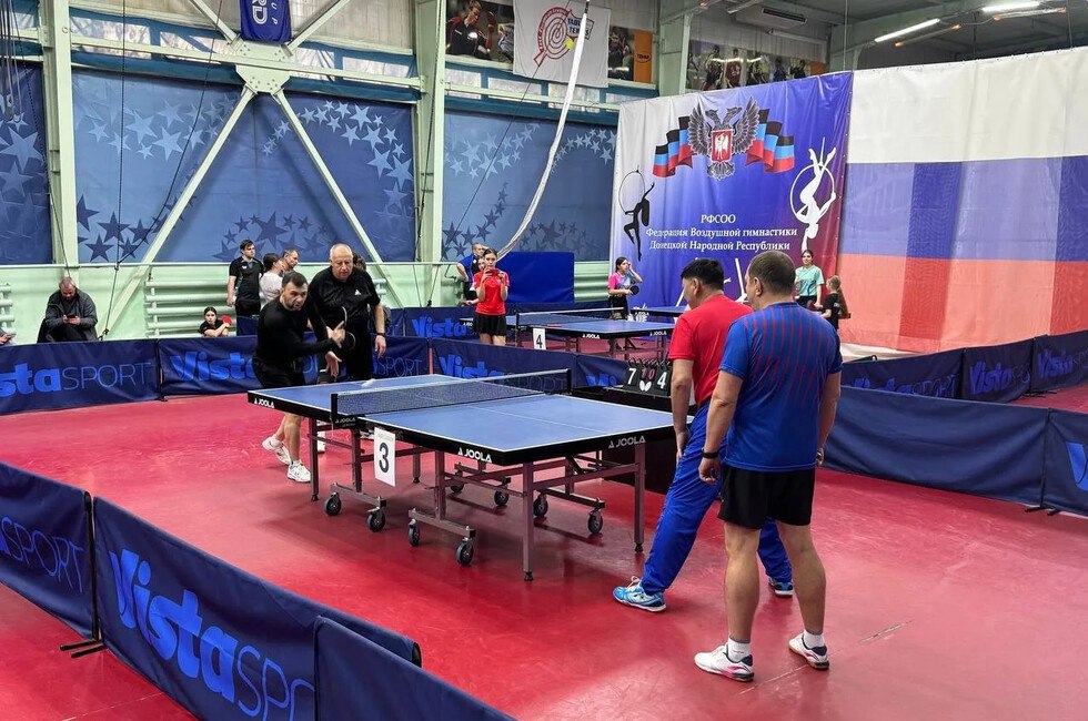 Пушилин сыграл в настольный теннис с дальневосточными гостями Оппонентами Главы ДНР стали президент Федерации настольного тенниса Дальневосточного округа Валерий Савин и президент Федерации настольного тенниса Республики Бурятия Дашицырен Дамдинов Игра прошла в рамках турнира по настольному теннису посвященному Дню защитника Отечества Пушилин отметил что сейчас теннисный клуб Донбасс впервые выступает в высшей лиге России в клубном чемпионате Команда ДНР играет в группе Д и после трех туров занимает 9 место в турнирной таблице Читать полностью молодежь Фото канал Дениса Пушилина в MAX  Подпишись на нас в MAX