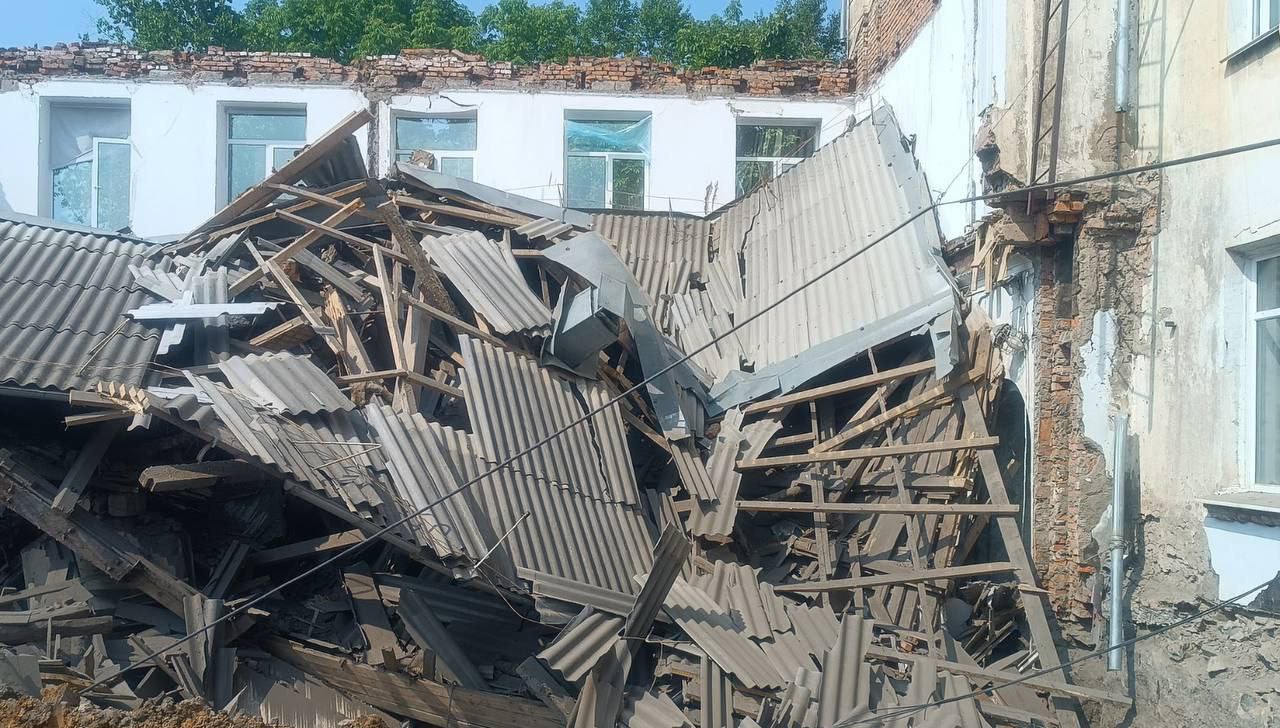На месте ЧП в Артёме, где обрушилась часть здания средней школы N17, работает исполняющий обязанности прокурора города Илья Румянцев.