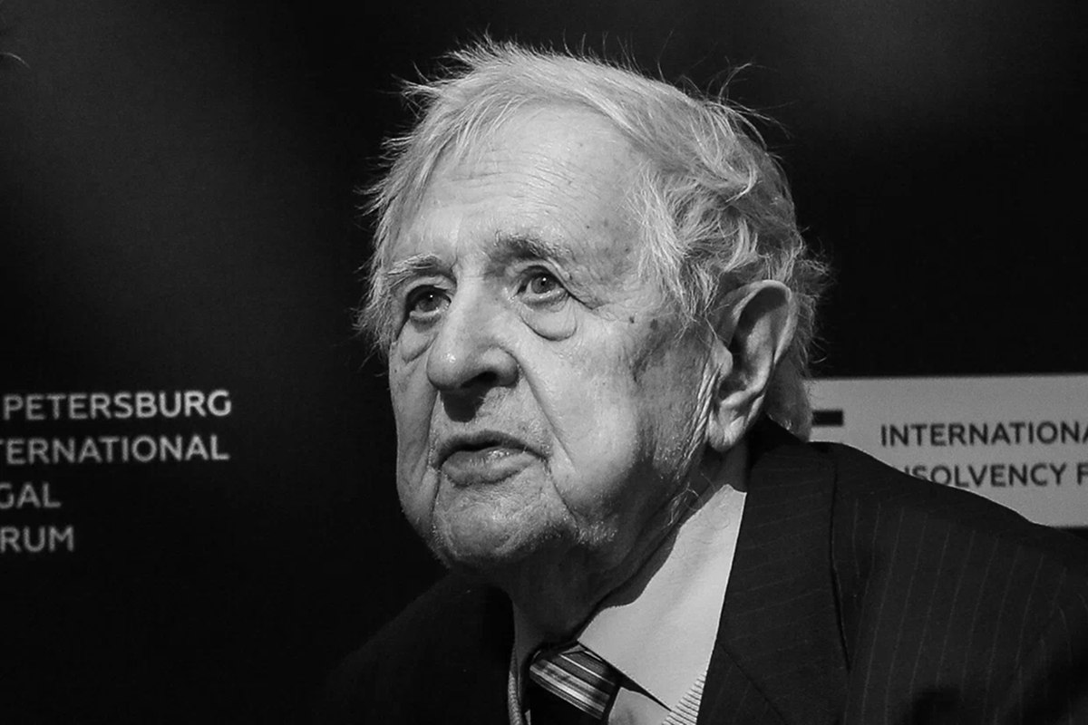 Профессор кафедры гражданского права СПбГУ Юрий Толстой скончался в возрасте 98 лет Об этом сообщили в пресс службе вуза  Под руководством Толстого учились Владимир Путин зампредседателя Совета безопасности РФ Дмитрий Медведев председатель СК России Александр Бастрыкин министр юстиции РФ Константин Чуйченко и другие государственные деятели Юрий Толстой отмечен многочисленными наградами и званиями высшая ведомственная медаль Минюста России имени Анатолия Кони звание заслуженного деятеля науки РФ почётного работника юстиции России Кроме того учёный лауреат высшей юридической премии Юрист года а в 2022 году стал полным кавалером ордена За заслуги перед Отечеством РЕН ТВ в Telegram в MAX