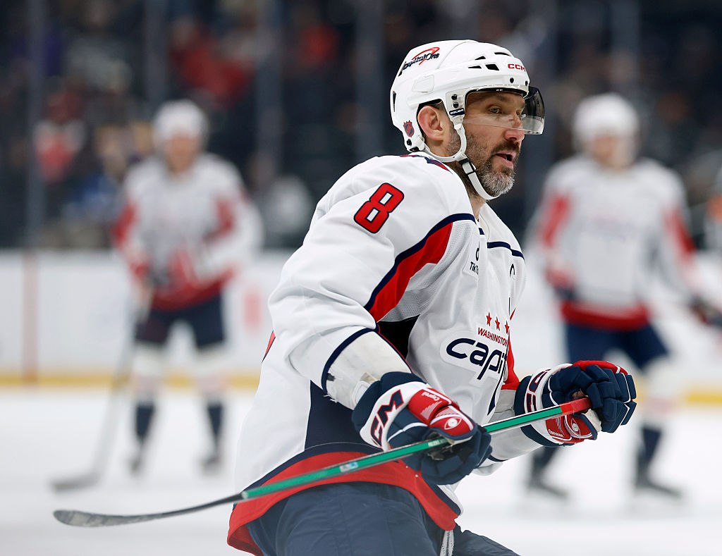 Овечкин о пропуске Олимпиады с этим ничего не поделаешь Нападающий Вашингтон Кэпиталз Александр Овечкин заявил RG org что с недопуском российской сборной на Олимпиаду в Италии ничего не поделаешь и надо ждать дальнейшего развития событий Мы просто будем следовать правилам и посмотрим что будет дальше добавил 40 летний Овечкин Ранее в среду глава Олимпийского комитета России и министр спорта Михаил Дегтярев заявил ТАСС что пока отстранение хоккеистов в спортивном арбитраже CAS оспаривать не будут из за низких шансов на победу Овечкин участвовал в Играх в Турине Ванкувере и Сочи В 2018 и 2022 годах НХЛ не отпускала своих игроков на Олимпиаду Getty Images Подписаться на РБК Спорт