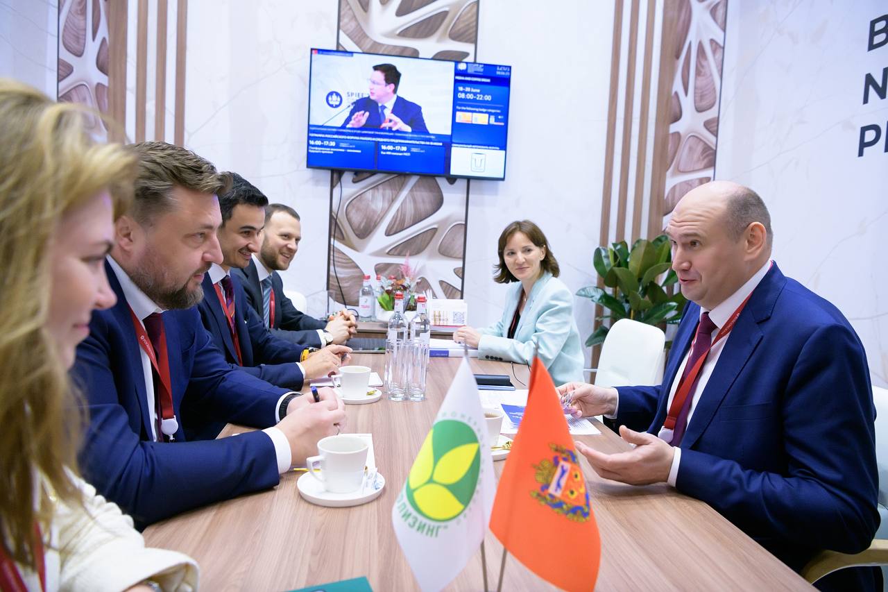 Подписали соглашения о дальнейшем сотрудничестве с генеральным директором АО «Росагролизинг» Павлом Николаевичем Косовым. Оренбургские аграрии активно пользуются всеми мерами господдержки, и компания – наш надежный партнер по этому направлению уже несколько лет. Более 770 сельхозпредприятий области работают с программами «Росагролизинга». Наша область – в десятке лидеров в стране по объёмам привлечённых инвестиций и количеству поставленной техники. Первое соглашение, которое подписали сегодня, расширит возможности нашего сотрудничества по обновлению сельхозтехники. Второе – касается обеспечения региона специализированной техникой и оборудованием по обращению с твердыми коммунальными отходами.