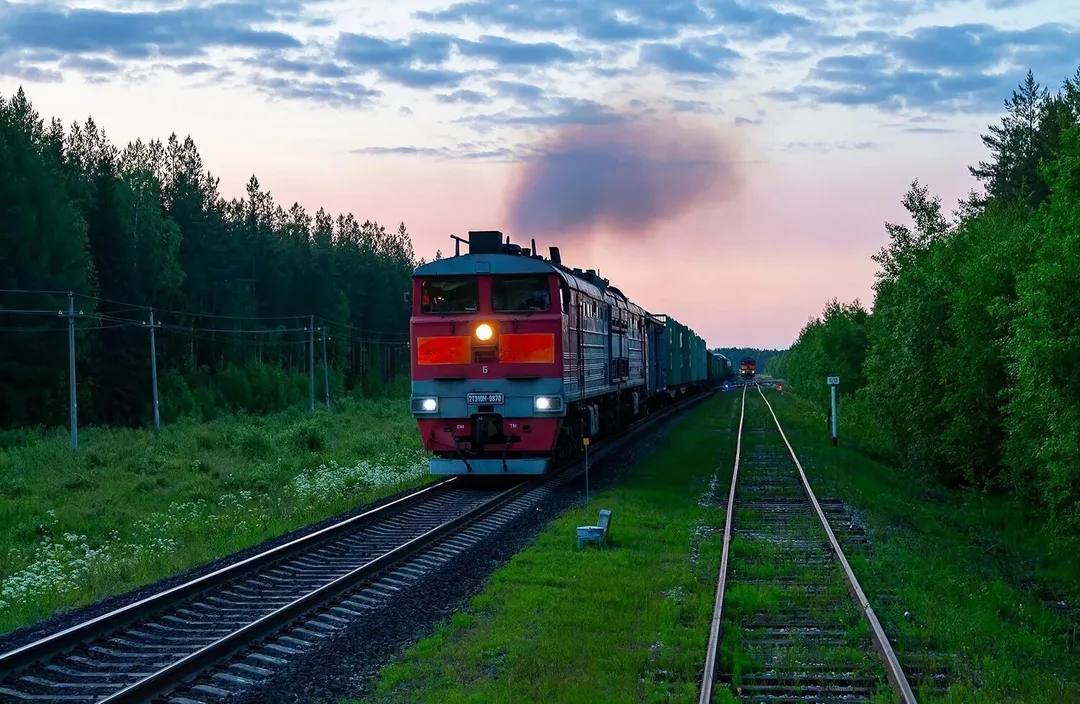 Две смерти на железной дороге   Во Владивостоке на Первой речке утром поезд насмерть сбил 19-летнего парня   Утром в 6 утра в районе станции Первая Речка погиб молодой парень. Поезд ехавший по маршруту Владивосток — аэропорт Кневичи.    Машинист применил экстренное торможение, но избежать столкновения не удалось.   В 11 часов этого же дня на перегоне Угловая в Артёме произошло смертельное травмирование мужчины электропоездом, следовавшим по маршруту Владивосток — аэропорт Кневичи.