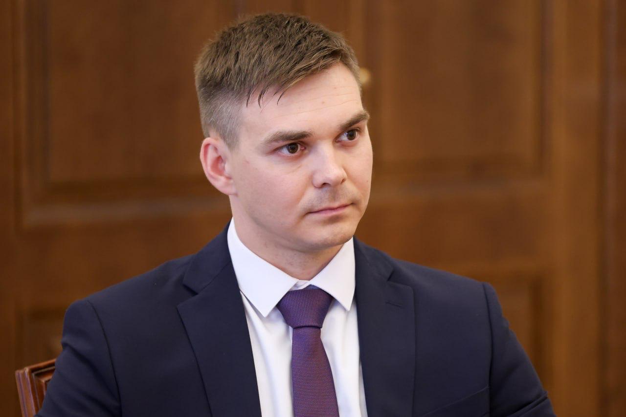 Санкт-Петербург поддерживает бойцов СВО в освоении гражданской службы  Губернатор Санкт-Петербурга Александр Беглов провел встречу с Константином Широковым и Александром Верюжским, участниками второго потока программы «Время героев». Этот проект, инициированный Президентом России, направлен на подготовку бойцов СВО к работе в государственных органах.  До октября текущего года участники программы будут проходить стажировку в исполнительных органах власти города. Губернатор Александр Беглов взял на себя роль наставника для стажёров и отметил значимость их боевого опыта для принятия эффективных решений.  Глава города также напомнил, что идея проекта была озвучена Президентом в его послании Федеральному Собранию. Один из выпускников первого потока, Николай Королёв, уже назначен заместителем председателя Комитета по вопросам законности, правопорядка и безопасности.  Фото: Администрация Санкт-Петербурга   Вечерний Санкт-Петербург