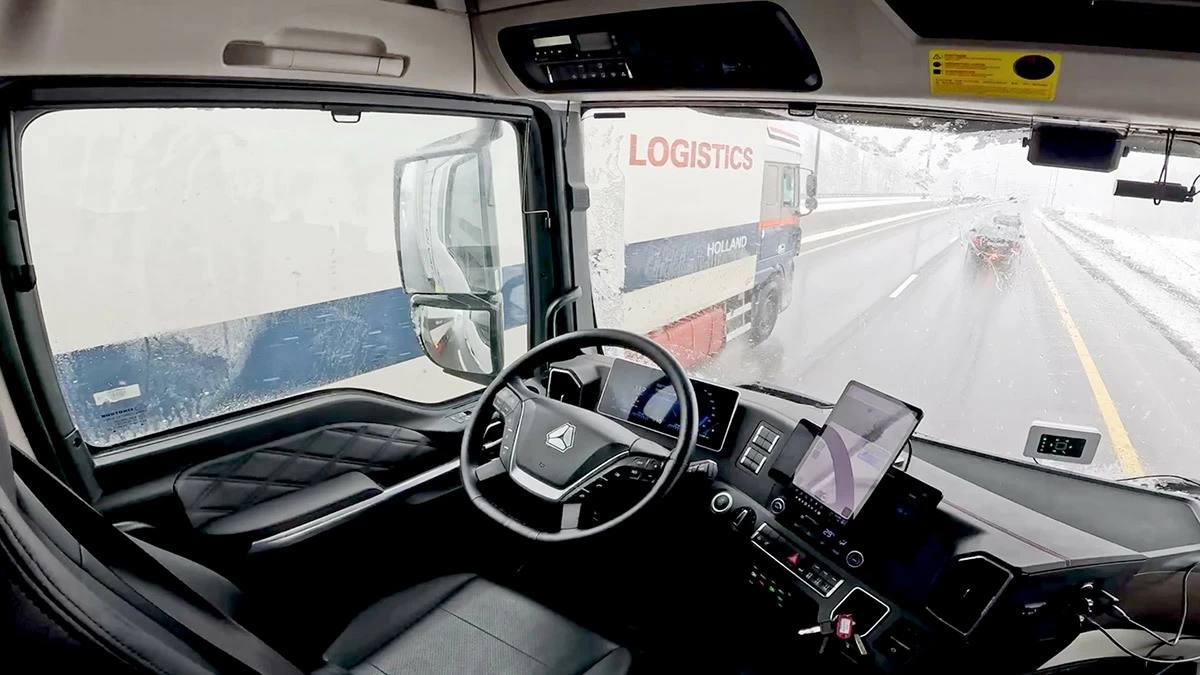 Минтранс подготовил проект закона регулирующего правила эксплуатации и зоны ответственности в сфере беспилотного транспорта высокоавтоматизированных транспортных средств ВАТС В частности если раньше шла речь о том что в случае ДТП могут быть виноваты только водители или производители то сейчас в новой версии проекта говорится о более широком круге лиц между которыми будет распределяться ответственность уточнил собеседник Согласно новой версии документа изготовитель транспортного средства ТС может понести ответственность за вред причиненный вследствие ДТП если причиной стало нарушение ПДД самим беспилотным автотранспортом Владелец ВАТС будет признан ответственным за ДТП если он нарушил требования руководства по эксплуатации или внес без разрешения изготовителя изменения в конструкцию ТС Telegram Дзен MAX