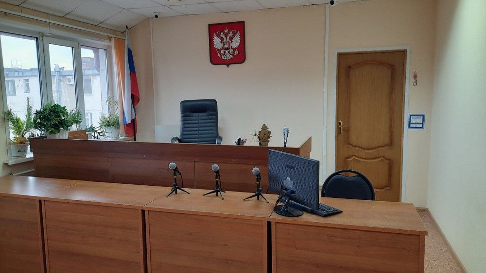 Новомосковца лишили свободы на 7 месяцев за неоднократное управление автомобилем в нетрезвом виде Кимовская межрайонная прокуратура поддержала обвинение по уголовному делу в отношении 61-летнего жителя Новомосковска, который, несмотря на прежнюю судимость за аналогичное преступление, вновь управлял автомобилем в состоянии алкогольного опьянения. Нарушение произошло 21 февраля 2025 года: мужчина сел за руль автомобиля ВАЗ 21120 и, находясь в нетрезвом состоянии, двигался по дороге «Кимовск – Епифань – Куликово поле – Кресты», где столкнулся с автомобилем марки KIA RIO. Суд, учитывая позицию государственного обвинителя, приговорил его к 7 месяцам лишения свободы с отбыванием наказания в колонии-поселении. Осуждённый лишён права управления транспортными средствами на срок 4 года, также конфискован его автомобиль. Приговор пока не вступил в законную силу. Источник