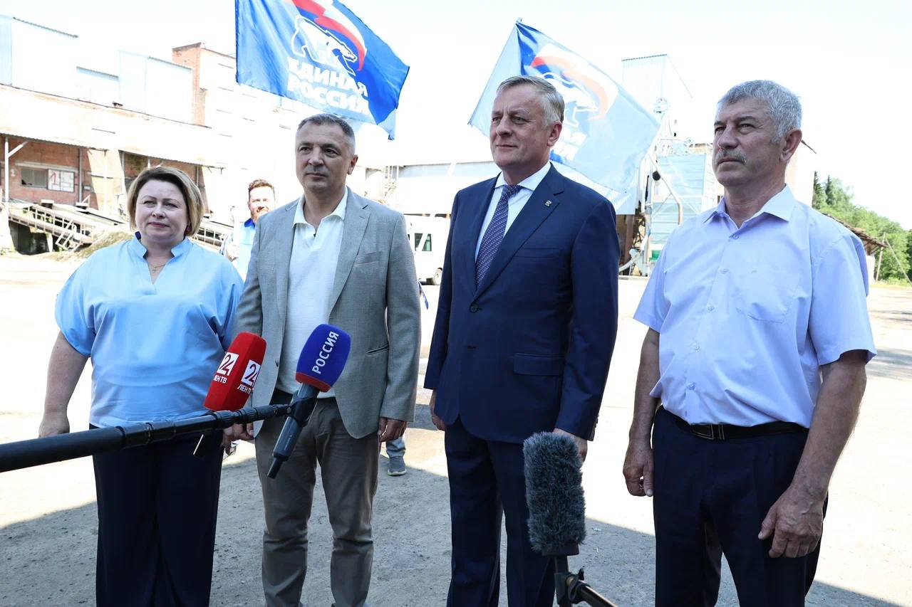 В деревне Выскатка Сланцевского района Ленинградской области к сетевому газу подключили зерносушилку животноводческого комплекса.   Команду на пуск газа дали генеральный директор «Газпром межрегионгаз» Сергей Густов, зампред правительства Ленинградской области, председатель комитета по агропромышленному и рыбохозяйственному комплекс Олег Малащенко и глава Сланцевского района Марина Чистова.  Подключение выполнено благодаря техприсоединению к межпоселковому газопроводу Выскатка – Овсище с отводами на Пантелейково и Гаянщину. Строительство объекта протяженностью 43,8 км завершено в апреле 2025 года.  На предприятии установлены российские системы: газовый уличный термоблок, система учета и регулятор давления. Переход на газ снизит расходы на 30% и уменьшит экологическую нагрузку.  «Газификация сельских территорий – это приоритетное направление пятилетней Программы развития газоснабжения «Газпрома». За четыре года в регионе проложено почти 50 межпоселковых газопроводов, созданы условия для подключения свыше 14 тысяч домовладений и более 30 котельных. Сельхозпредприятия активно используют сетевой газ как самый экономичный и экологичный ресурс. Благодаря взаимодействию с правительством Ленинградской области работы ведутся высокими темпами. Газификация – мощный стимул для развития сельхозпроизводства, создания новых агропредприятий. Это способствует созданию новых рабочих мест и достойных условий жизни для тех, кто родился и вырос в селах и деревнях, а значит уменьшится отток в большие города», – отметил Сергей Густов.  #газификация #догазификация #Ленинградская_область #сельское_хозяйство