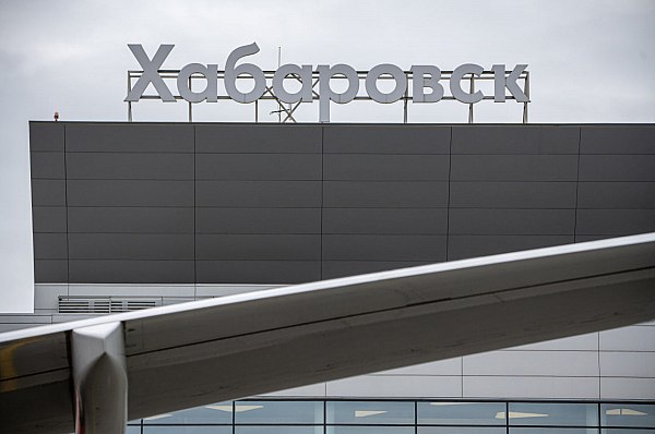 В аэропорту Хабаровска прошли учения по предупреждению завоза особо опасных заболеваний Управление Роспотребнадзора по Хабаровскому краю провело масштабные тактико-специальные межведомственные учения по предупреждению завоза в регион опасных инфекционных заболеваний. К участию были привлечены представители государственных органов, осуществляющих контрольных функции при выполнении международных рейсов, регионального министерства здравоохранения, а также производственные службы Международного аэропорта Хабаровск. Об этом сообщает AVIA.RU со ссылкой на данные воздушной гавани. Как отмечается в сообщении аэропорта в телеграм-канале, по легенде, на борту воздушного судна, прибывшего из страны с неблагополучной эпидемиологической, выявлен пассажир с признаками инфекционной болезни. Специалисты санитарно-карантинных пунктов провели комплекс противоэпидемических мероприятий, включающий вызов медицинских работников, термометрию, сбор эпидемиологического анамнеза. aviaru.net/n283054
