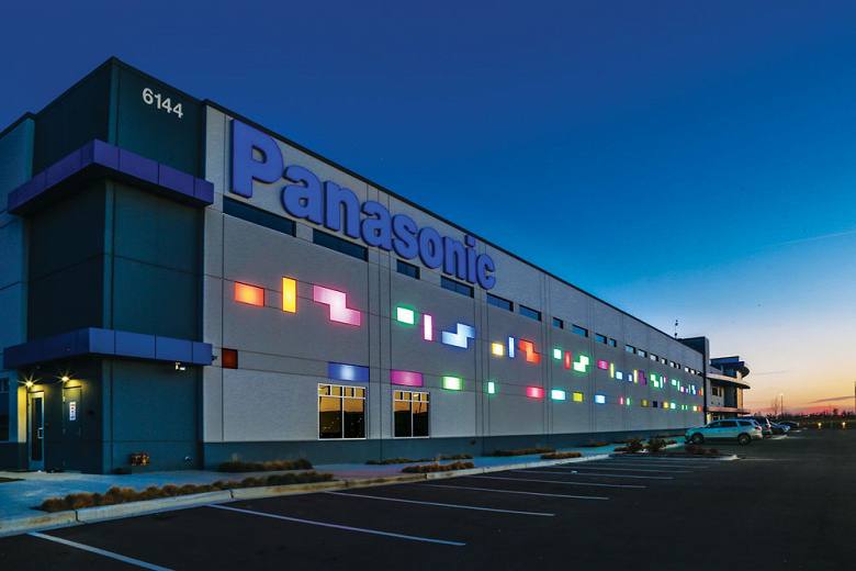 Panasonic планирует сократить 10 000 рабочих мест по всему миру. Электронный гигант Panasonic, поставляющий аккумуляторы для Tesla, заявил в пятницу, что планирует сократить 10 000 рабочих мест по всему миру в рамках усилий по повышению прибыльности. Сокращения, которые составляют около 4% от рабочей силы группы, насчитывающей почти 230 000 человек, будут реализованы в основном в текущем финансовом году, заканчивающемся в марте 2026 года. Черное золото