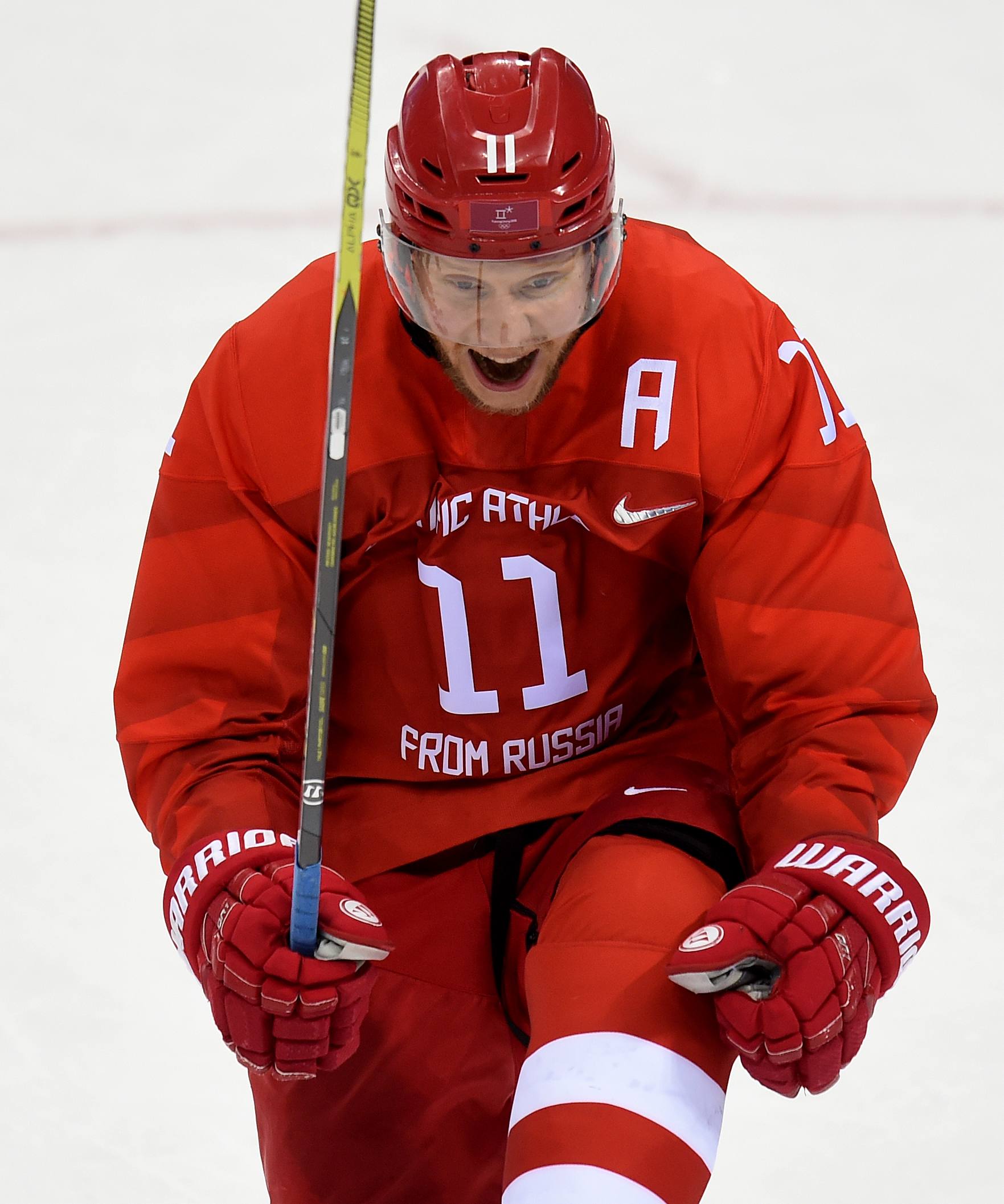 Олимпийский чемпион Сергей Андронов завершил карьеру Нападающий сборной России Сергей Андронов официально принял решение завершить игровую карьеру Долгие годы Андронов блестяще представлял нашу страну на международных играх За свою карьеру он выиграл золото и серебро Олимпиады взял две бронзовые медали чемпионата мира А также стал победителем юниорского чемпионата мира и бронзовым призёром молодёжного первенства мира Спасибо за яркую карьеру Сергей