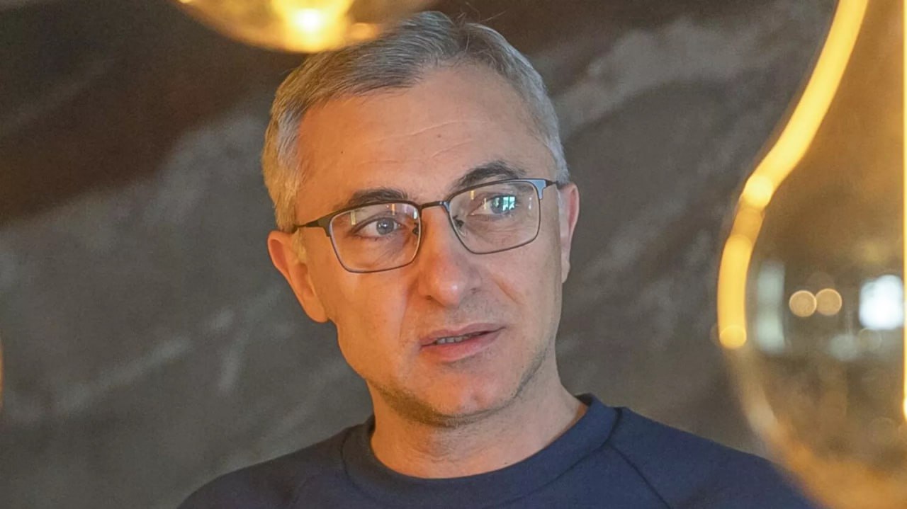 Арамазд Каламкарян указом президента назначен новым главой Водного комитета Армении как и писал SputnikARM неделю назад Каламкарян примкнул к команде премьера Пашиняна после резких выпадов в адрес партии первого президента Тер Петросяна в состав правления которой он входил долгие годы В результате заслужил должность Ранее он работал в организации World Vision Armenia Армэкономбанке Был издателем семейной газеты Пашиняна Айкакан жаманак