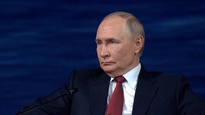 С 1 сентября размер пособия для беременных студенток в России увеличится до 100% регионального прожиточного минимума, независимо от того, получают ли они стипендию. Соответствующий закон подписал президент РФ Владимир Путин. Текст документа опубликован на официальном портале правовых актов. Ранее беременные студентки получали пособие в размере стипендии за 140 дней больничного по беременности и родам. Сумма выплаты составляла от 9 333 до 23 333 рублей за весь период отпуска. Согласно новому закону, средний размер пособия по беременности и родам для студенток составит 90 202 рубля. ВКонтакте Одноклассниках