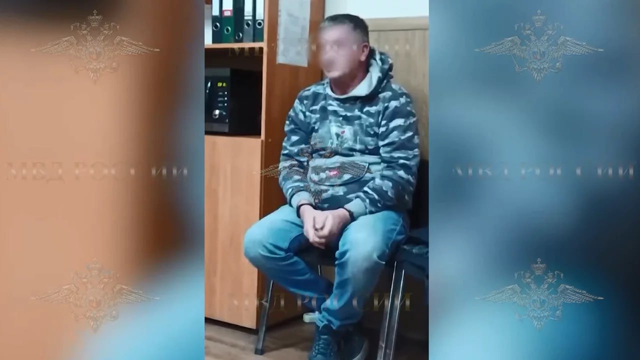 Дело серийного маньяка из Магнитогорска передали в суд Все происходило с июня 2016 по январь 2018 года. Вооруженный ножом мужчина врывался в квартиры, насиловал женщин и похищал ценные вещи. По данным следствия, преступник заранее искал жертв по переписке в социальной сети, выбирая одиноких женщин, чтобы скрыть личность, использовал балаклаву и перчатки. Выйти на его след удалось только спустя семь лет после последнего эпизода – тогда преступление он не довел до конца, поскольку ему помешал знакомый женщины, находившийся в квартире. За эти годы следователи проверили более трех тысяч человек, проверяя биологические образцы находящихся в базах преступников, и искали возможные совпадения. "В ноябре 2024 года получены сведения, что один из проверяемых лиц может являться близким родственником предполагаемого преступника по линии "ребенок-родитель". После предъявления мужчине неопровержимых доказательств причастности к преступлениям и правильно выработанной тактике допроса, фигурант дал признательные показания относительно обстоятельств преступлений", – отметили в СУ СКР по Челябинской области. Сегодня, 4 июля, стало известно, что расследование уголовного дела завершено, материалы после утверждения обвинительного заключения переданы в суд. Фото: МВД России Вести Южный Урал Челябинск
