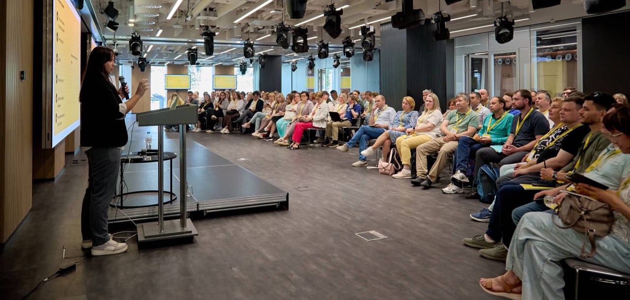 Более 170 преподавателей точных наук получили грант в 200 тысяч рублей по итогам Всероссийского конкурса Вклад в поколение который провел Т Банк Вклад в поколение программа поддержки учителей по математике физике и информатике которые более года работают в школах учреждениях допобразования и колледжах Как отмечает Варвара Смирнова директор Т Образования Накопленный опыт и экспертиза в этой сфере образования дают нам понимание что успехи в профессии начинаются задолго до работы в компаниях ещё в школьных классах В 2025 году Вклад в поколение собрал более 7600 педагогов по математике физике и информатике это на 80 больше чем год назад Более 80 заявок пришли из регионов а участие приняли педагоги из примерно 180 городов и населённых пунктов Такой охват регионов напрямую связан с другой задачей конкурса объединить педагогов в профессиональное сообщество для обмена опытом и создания совместных проектов Программа была запущена в 2023 году С тех пор на поддержку преподавателей математики информатики и физики TBank выделил свыше 70 млн рублей Помимо грантов педагоги получат доступ к методическим материалам Т Образования программам повышения квалификации мастер классам лекциям вебинарам по развитию личных навыков и другим образовательным проектам Кроме того их пригласят на экскурсии в ИТ хабы Т Банка