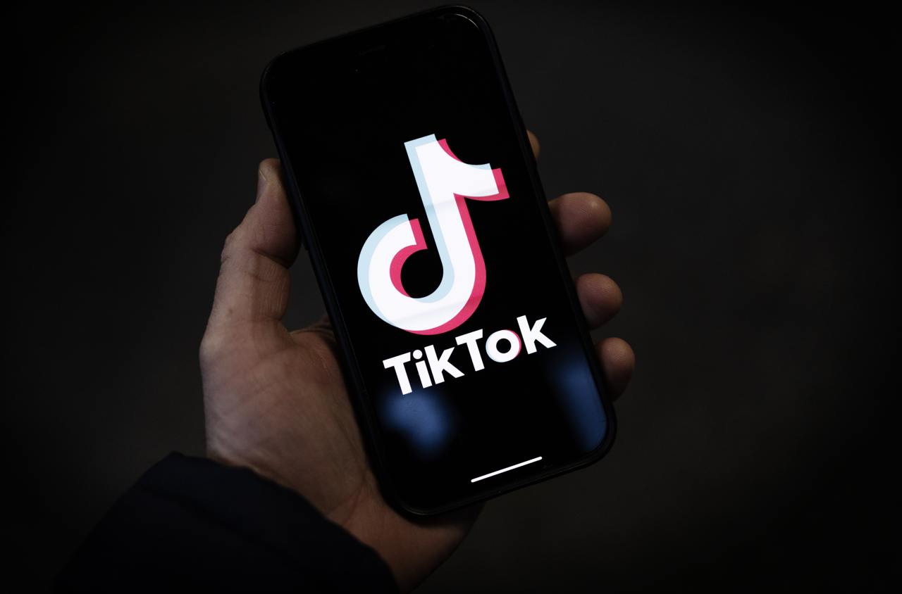 TikTok сократила от 500 до 700 сотрудников в Малайзии. Большинство из них занимались модерацией контента, теперь их работу будет выполнять искусственный интеллект.   Reuters  #новости