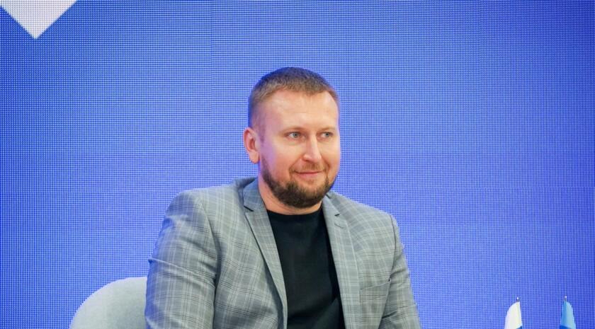 Председатель Народного Совета ЛНР Денис Мирошниченко отметил важность участия молодежи в организации выборов, в том числе в районах, где из-зи проблем с безопасностью сложно организовать традиционное очное голосование. «С учетом специфики СВО у нас есть территории, на которых по соображениям безопасности очень сложно организовать традиционное очное голосование на избирательном участке. И кому как не молодежи помогать в решении данного вопроса. Тенденция такова, что именно молодые люди — это настоящее, которое здесь и сейчас будет формировать очень многие процессы, в том числе и избирательный», — сказал он на молодежном форуме «Выбор будущего». Как сообщила пресс-служба регионального парламента, Мирошниченко выступил на пленарной сессии форума «Выбор будущего» «Молодежь и выборы: цифровые вызовы и новые возможности». Мероприятие прошло в луганском Доме молодежи. Инициатором форума выступила избирательная комиссия ЛНР.