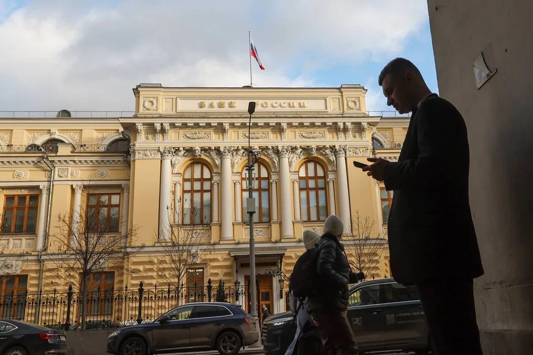 Россияне отказались верить заявлениям властей об инфляции Информация об официальном уровне инфляции и заявления властей по ее снижению почти не влияют на поведение россиян и их ожидания по поводу роста цен. К такому выводу пришли эксперты департамента исследований и прогнозирования Банка России, о результатах эксперимента сообщается на сайте ЦБ. При этом в статье подчеркивается, что представленные выводы не являются официальной позицией регулятора. Для своей работы авторы случайным образом разделили респондентов на группы и предоставили им разные сведения, чтобы понять, что именно те считают значимым в указанном контексте. Единственным, что действительно повлияло на оценку, стала новость о значительном росте денежной массы. Узнав об увеличении объема денег, люди начинали ожидать ускорения роста цен. При этом, в отличие от других стран, информацию о прошлой и текущей инфляции, инфляционных ожиданиях, официальной цели по ней Центробанка и его успехах в удержании роста цен респонденты фактически игнорировали.