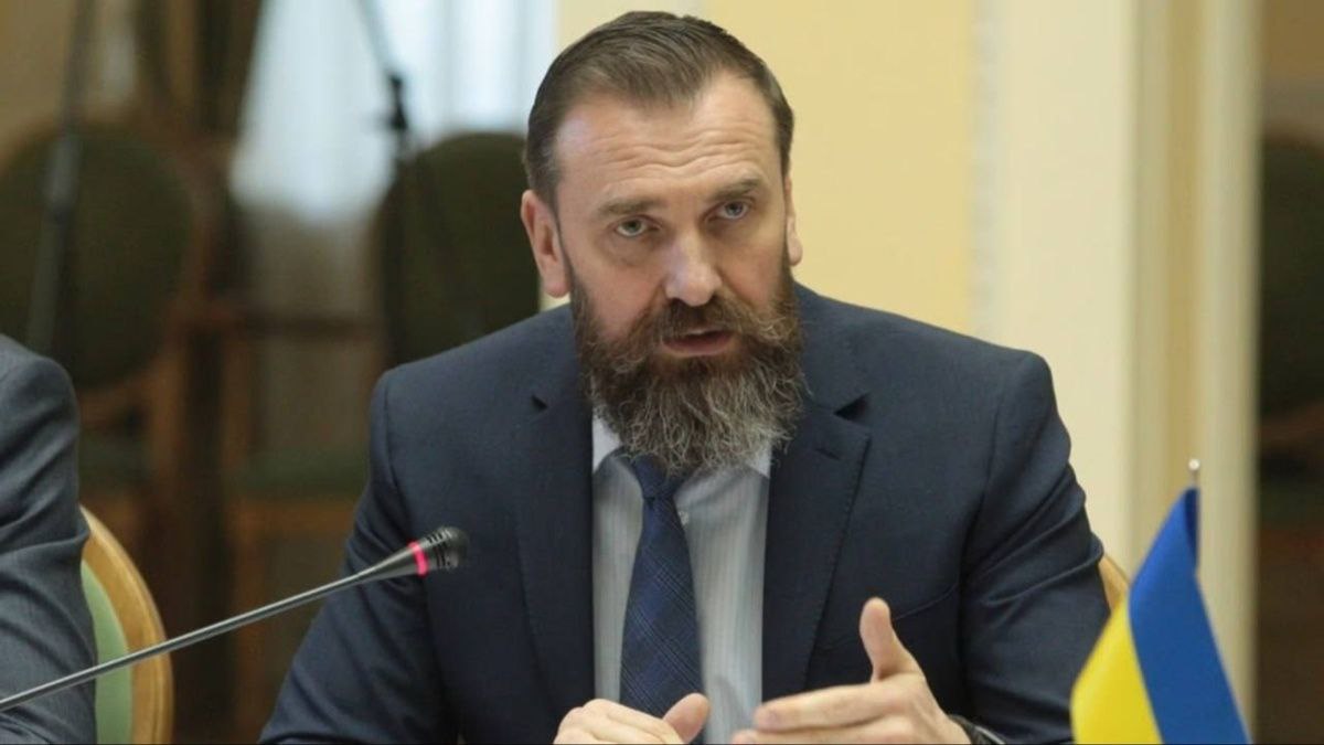Украинский министр образования Лисовой заявил, что в стране могут смягчить ограничения на выезд за границу для мужчин в возрасте до 25 лет. "Мы обсуждали с главой Верховной Рады одну идею, которая родилась в депутатской среде о том, чтобы дать возможность детям призывного возраста свободнее передвигаться. Чтобы не закрывать перед ними возможности для выезда, переезда и тому подобное".