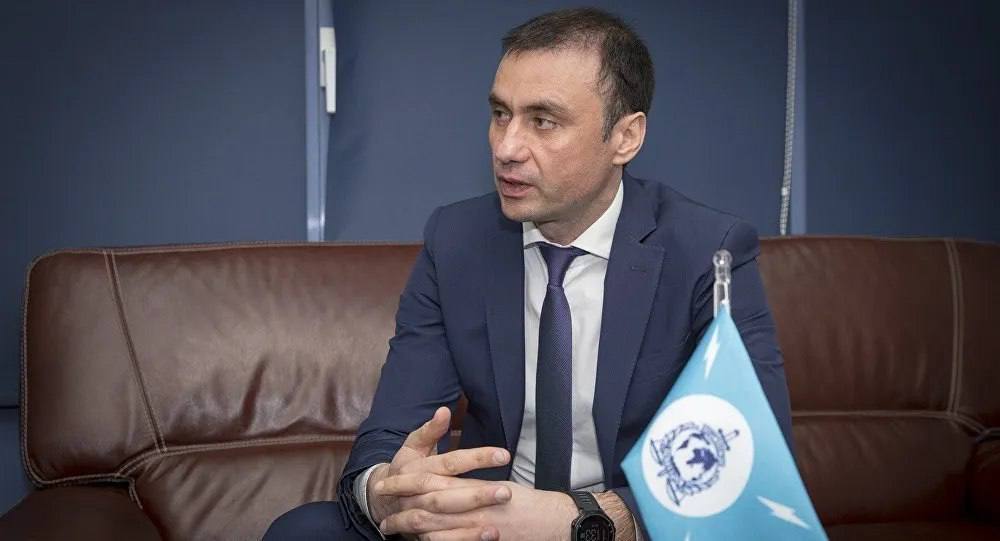  Бывшего главу комиссии Интерпола задержали в ОАЭ по запросу Франции. Его обвиняют в снятии с розыска за взятки Министерство внутренних дел ОАЭ подтвердило арест экс-министра юстиции Молдовы Виталие Пырлога, также занимавшего пост председателя Комиссии по контролю за файлами Интерпола в 2017–2022 годах. Он был задержан 15 июня в Дубае по запросу Франции. Пырлога подозревают в подделке документов, посредничестве во взяточничестве и мошенничестве. Как выяснило Bloomberg, Пырлог стал ключевой фигурой в международной схеме, позволявшей десяткам подозреваемых в тяжких преступлениях избежать ареста по линии Интерпола. Через подставных юристов в Кишинёве они получали фиктивный статус беженца в Молдове, что позволяло автоматически заблокировать красное уведомление в базе Интерпола. По версии следствия, схема действовала с середины 2022 года примерно полгода, пока ее не вскрыли. Подписаться Прислать новость