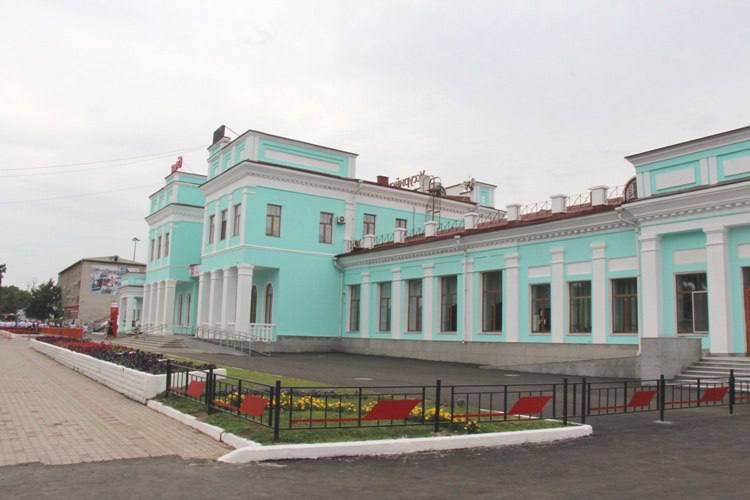 В Уссурийске «синего» несовершеннолетнего парня выгнали из поезда за хулиганство   Несовершеннолетний молодой человек крыл работников поездной бригады нецензурной бранью и мешал другим пассажирам.   Его сняли с поезда на станции Уссурийск, где после медосвидетельствования подтвердилось, что он был под воздействием горячительных напитков.  Так как его родители находятся в другом регионе, парня поместили в Центр временного содержания для несовершеннолетних правонарушителей до их приезда.   Прислать новость:     Наш Чат