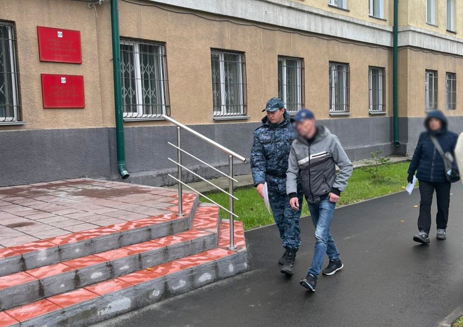 Семейная пара в Новосибирске наказана за долги по алиментам  В Новосибирске суд вынес приговор супругам, обвиняемым в неуплате алиментов на содержание сына. Муж и жена, оба в возрасте сорока лет, накопили задолженность по 520 тысяч рублей с каждого. Ребенок в настоящее время воспитывается в приемной семье, а пару лишили родительских прав.  Ранее супруги уже привлекались к ответственности за подобные нарушения. Несмотря на предыдущие наказания, включая исправительные работы, пара продолжила уклоняться от выплат. В результате суд назначил новое наказание: женщине — 20 часов, мужчине — 30 часов обязательных работ. Их направят в организацию, оказывающую ритуальные услуги.       Прислать новость