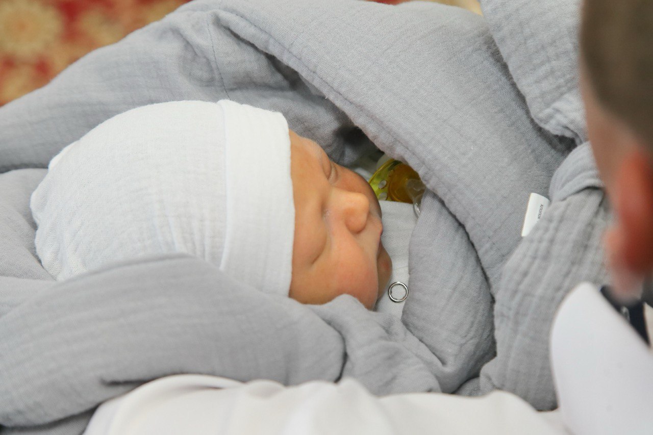 Более шести тысяч жителей Калужской области получили пособие при рождении ребенка В 2025 году в Калужской области родилось или было усыновлено 6143 ребенка Столько единовременных пособий назначаемых при рождении или усыновлении ребенка было выплачено отделением Социального фонда России по Калужской области Общая сумма выплат превысила 165 миллионов рублей Эта мера поддержки доступна как работающим так и неработающим родителям а также усыновителям опекунам и приемным родителям подчеркнул управляющий региональным ОСФР Даниил Аганичев Если хотя бы один из родителей официально трудоустроен пособие выплачивается по месту его работы В таком случае подавать заявление не надо Если оба родителя официально не трудоустроены один из них может обратиться с заявлением на выплату пособия в ОСФР по Калужской области Подать заявление необходимо в течение шести месяцев с момента рождения ребенка Сейчас размер пособия составляет 26 941 рубль 70 копеек С 1 февраля оно будет проиндексировано