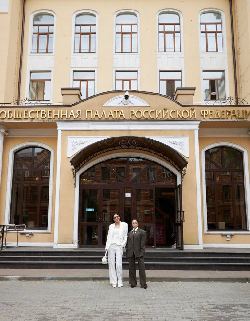 В Общественной палате РФ призвали не допустить нового появления Инстасамки на заседаниях   Сотрудничество с артисткой в вопросах благополучия несовершеннолетних не принесет им ничего, кроме зла, заявил в беседе с «Абзацем» первый зампредседателя комиссии по демографии, защите семьи, детей и традиционных семейных ценностей Павел Пожигайло.  «Заигрывание со злом [приведет к тому], что зло вас съест. Все представления, что нужно помириться с Инстасамкой и сразу все станет хорошо, [не так просты]. Мы сами станем Инстасамкой. В опыте зла нет положительного отклика. Существует очень много произведений великой русской литературы, которые описывали ситуацию, когда люди пытались как бы заигрывать с чертом, но в результате сами становились чертями. С философской, метафизической, идеологической, нравственной точки зрения [повторения ситуации] категорически нельзя допускать», – подчеркнул эксперт.  Отдельно Пожигайло уточнил, что комиссия по демографии и защите семьи не отправляла Инстасамке и ее представителям приглашение принять участие в заседании.   Подпишитесь на «Абзац»   Добавьте «Абзац» в ленту «Дзена»
