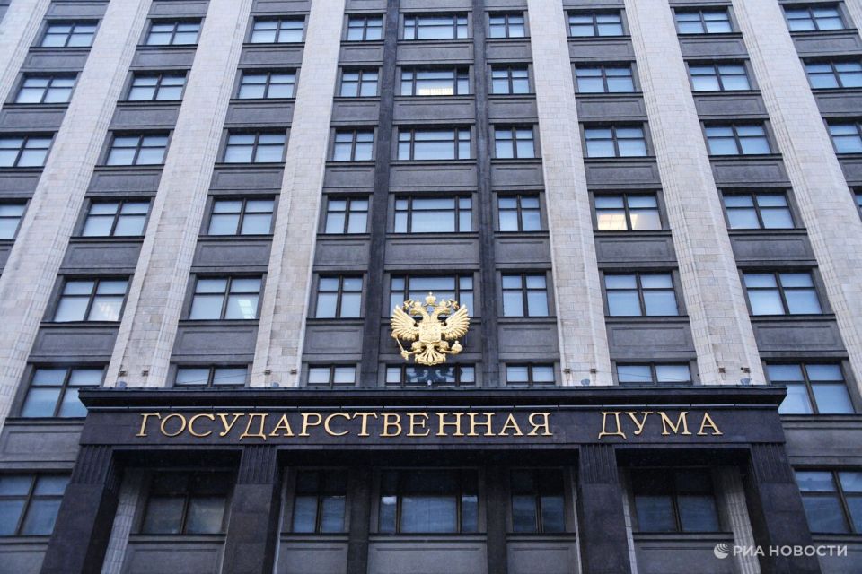 Крым направил обращение по иноагентам в Госдуму СИМФЕРОПОЛЬ 28 сен РИА Новости Обращение по усовершенствованию федерального законодательства с предложением о введении запрета на публичное использование творчества иноагентов направлено в Госдуму сообщил РИА Новости глава крымского парламента Владимир Константинов Ранее Константинов заявил об инициативе крымского парламента разработать обращение в Госдуму по запрету на публичное исполнение показ трансляцию прокат демонстрацию размещение в информационно телекоммуникационных сетях в том числе в интернете творчества иноагентов Обращение по творчеству иноагентов направлено в Госдуму и будет рассмотрено профильным комитетом сказал Константинов По его словам предлагается внести в действующее законо Подробнее