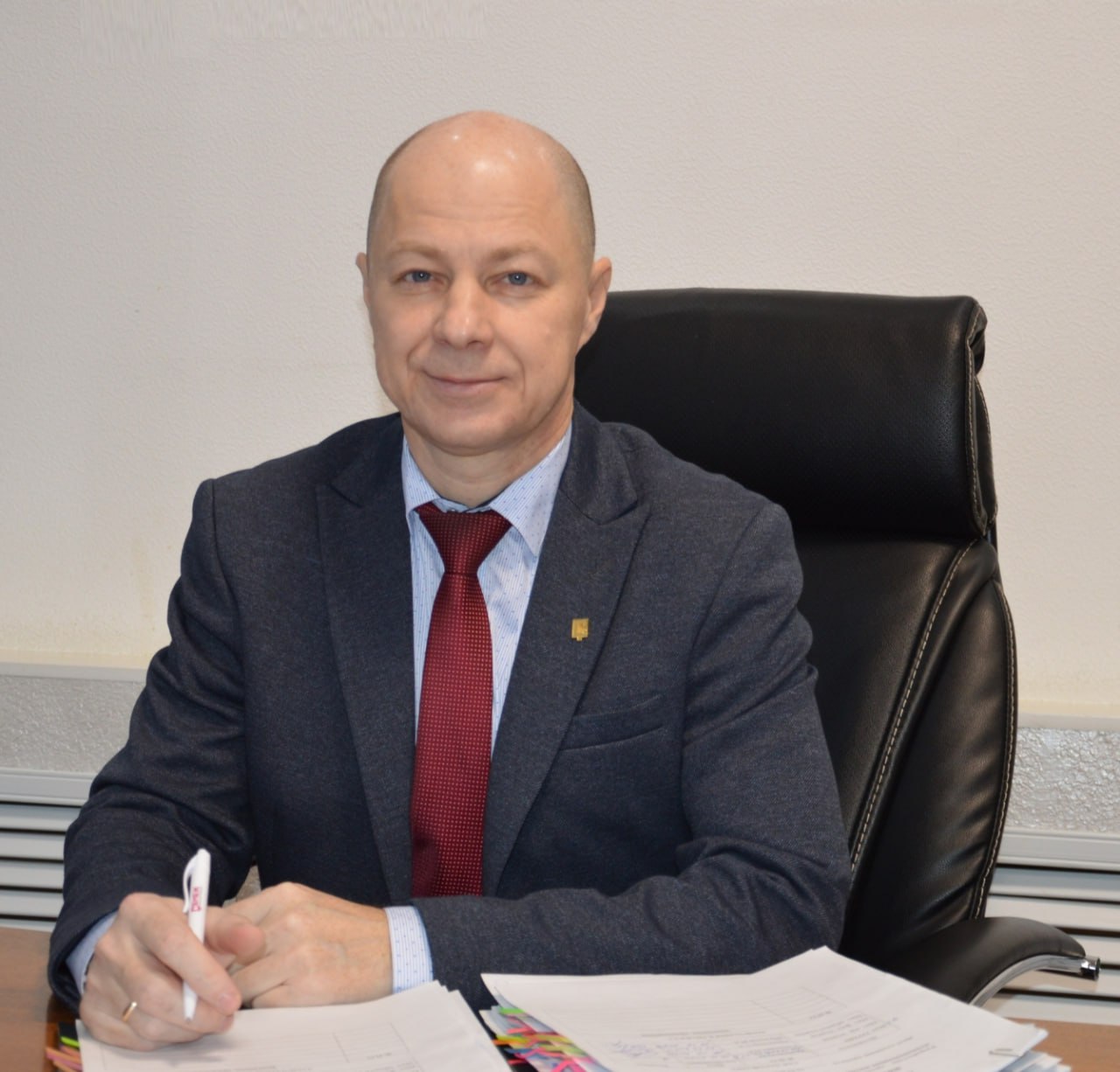 #амурскийрайон #новыймэр Единогласным решением депутатов городского Совета мэром города Амурска выбран Руслан Викторович Колесников. С 20 декабря 2024 года временно исполняющий полномочия главы городского поселения "Город Амурск"; В начале 2024 года стал заместителем главы городской администрации по вопросам ЖКХ и транспорта; В 2023 году назначен заместителем главы городской администрации по экономическому развитию; В 2022 году был и.о. главы городского поселения «Город Амурск».