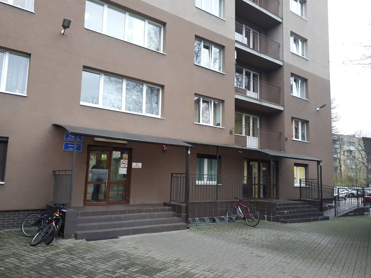 Студенты БФУ жалуются что в общежитии на Соммера уже 2 недели нет горячей воды С первых чисел октября в общежитии 1 отключили подачу горячей воды а отопление работает не во всех комнатах Сначала в администрации объяснили что это связано с аварией на теплосетях и продлится пару недель Но срок прошёл а вода так и не появилась Студенты сами позвонили в Теплосети и узнали никаких отключений по этому адресу не было По информации источника истинная проблема в замене счётчика в самом здании якобы старый уже сняли а новый ещё не пришёл 300 человек вот уже 2 недели живут в холоде и моются ледяной водой Многие заболели рассказали жильцы общежития редакции Калининград 1 Подписаться Прислать новости