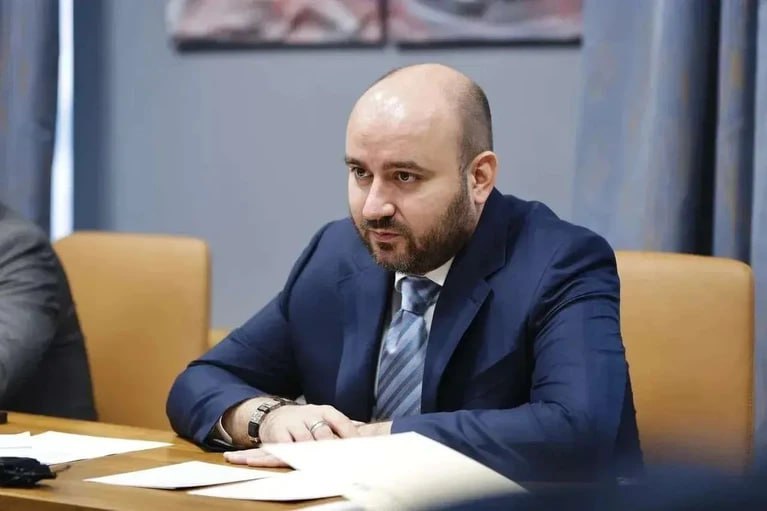 В Самарской области вскрыли факты оплаты лечения умерших пациентов Проверка Территориального фонда обязательного медицинского страхования ТФОМС проводилась по поручению главы региона и охватила период с 2023 года до первого квартала 2025 года Она выявила сразу несколько нарушений Например в 134 случаях оплачивалась медпомощь людям которые на тот момент уже умерли а в 148 случаях было финансирование лечения призывников которые временно выбыли из системы ОМС так как находились в армии Это не просто нецелевое использование бюджетных средств это цинизм и глубокая системная прореха в контроле подчеркнул Вячеслав Федорищев Также проверка показала что средняя стоимость одного случая лечения в Самарской области выше чем в других регионах Жителям приходится обращаться в клиники других регионов По итогам совещания Вячеслав Федорищев поставил еще одну ключевую задачу Кроме передачи итогов проверки правоохранительным органам предстоит ликвидировать системные причины нарушений   КП Самара в MAX