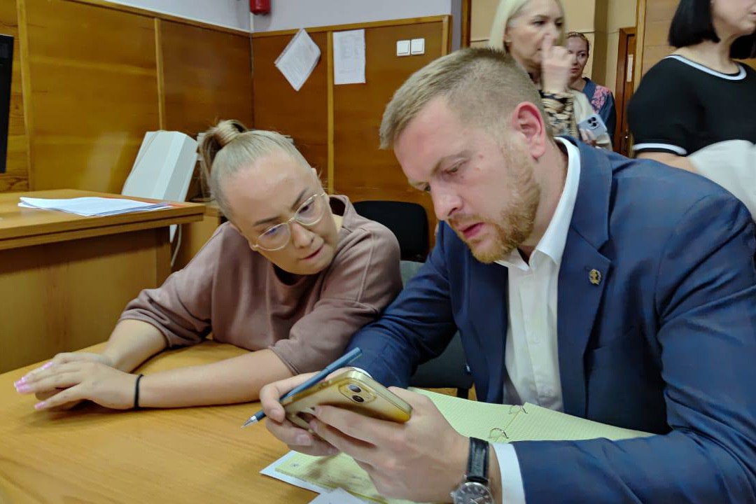 Верх-Исетский районный суд Екатеринбурга изменил меру пресечения блогерше Екатерине Улановой, обвиняемой в мошенничестве в особо крупном размере группой лиц с причинением значительного ущерба. Изначально она была под домашним арестом, но впоследствии суд изменил меру пресечения на подписку о невыезде и надлежащем поведении. Новое ходатайство подало в суд следствие. Выступивший на суде прокурор дал заключение о необходимости поместить Уланову в СИЗО. Несмотря на подписку о надлежащем поведении, обвиняемая не только не попыталась компенсировать ущерб потерпевшим, но и вовсе продолжила торговлю несуществующими товарами. На суде выяснилось, что количество жертв выросло до 1,5 тысяч. Когда только начинал писать о сомнительной деятельности Улановой, на нее написали заявления 900 потерпевших. По словам депутата Екатеринбургской гордумы Алексея Мещерякова, придавшего делу огласку, официально признано 215 потерпевших, более 800 человек ждут допроса, в уголовном деле - больше 500 эпизодов. Ущерб исчисляется миллионами рублей. Кроме того, прокурор отметил, что Уланову обвиняют в совершении тяжкого преступления. Находясь на свободе, она может воспрепятствовать расследованию уголовного дела, а также уничтожить или сокрыть доказательства. Несмотря на доводы следствия и прокурора, Верх-Исетский районный суд отправил Уланову под домашний арест до 1 сентября 2025 года. Постановление суда не вступило в законную силу. : прокуратура