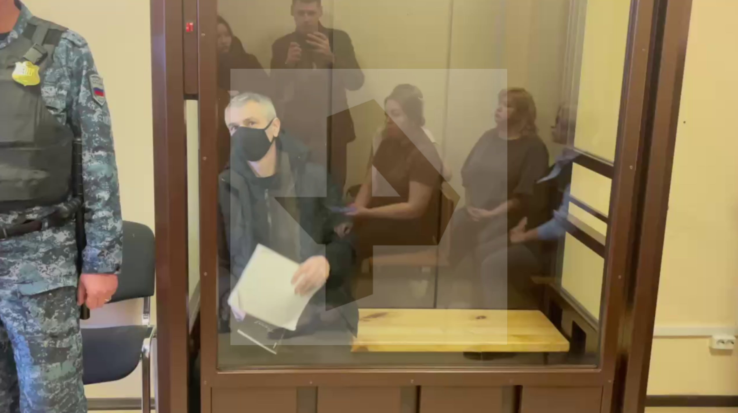 В Подмосковье вынесли приговор бизнесмену Равилю Османову по делу о жестоком убийстве своей бывшей жены Суд признал его виновным и назначил 12 5 лет колонии строгого режима сообщил корреспондент РЕН ТВ из зала суда По данным следствия трагедия произошла в одном из домов СНТ Мечта под Наро Фоминском Османов ворвался к экс супруге нанес ей несколько ударов ножом в грудь и шею а затем поджёг её автомобиль После попытался скрыться но был задержан по горячим следам Друзья погибшей рассказывали что в браке Османов контролировал женщину запрещал ей общаться с друзьями и угрожал после развода На допросе мужчина признал вину У пары остался пятилетний сын который теперь воспитывается без матери и отца РЕН ТВ в Telegram в MAX