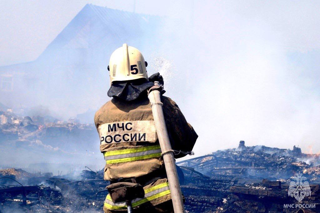 #Официально ‼ Информация МЧС России В 20.20 01.06.2025 поступило сообщение о пожаре в Новокуйбышевске по адресу: проспект Победы 38Б. Горит неэксплуатируемое здание. В 21.02 возгорание локализовано на площади 180 квадратных метров. В 21.31 возгорание ликвидировано. Погибших и пострадавших нет. Для тушения пожара привлекаются 25 специалистов и 9 единиц техники.