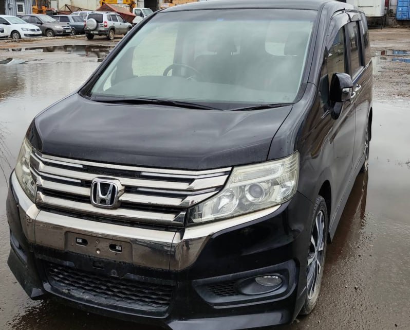 Красноярская таможня пресекла незаконную схему ввоза автомобилей из Японии. Минивэны импортировали в разобранном виде под видом запчастей, затем их собирали и легализовывали с использованием поддельных документов. Задержанные мужчины таким образом ввезли 18 авто. Государство недополучило в виде таможенных платежей 14 млн рублей. Преступникам грозят сроки лишения свободы до 5 лет.