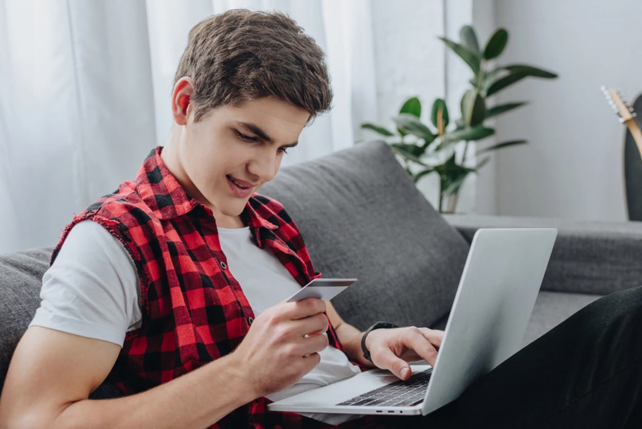 Порочный круг почему низкие кредитные рейтинги молодёжи мешают им выйти из финансовой ловушки данные ОКБ Средний кредитный рейтинг заемщиков до 25 лет упал до 618 баллов самый низкий показатель среди всех возрастных групп За год молодежный рейтинг снизился на 25 пунктов тогда у людей старше 65 лет он вырос до 751 балла Женщины сохраняют более высокие кредитные рейтинги 726 баллов чем мужчины 687 баллов Наибольший рейтинг у женщин старше 60 лет 756 баллов наименьший у мужчин до 20 лет 598 баллов что создает разрыв в 158 пунктов Особенно тревожна скорость снижения показателей 25 пунктов за год свидетельствует об эффекте снежного кома Без специальных программ кредитования для молодежи с щадящими условиями этот разрыв будет только увеличиваться создавая поколение с ограниченным доступом к финансовым услугам ProБанки