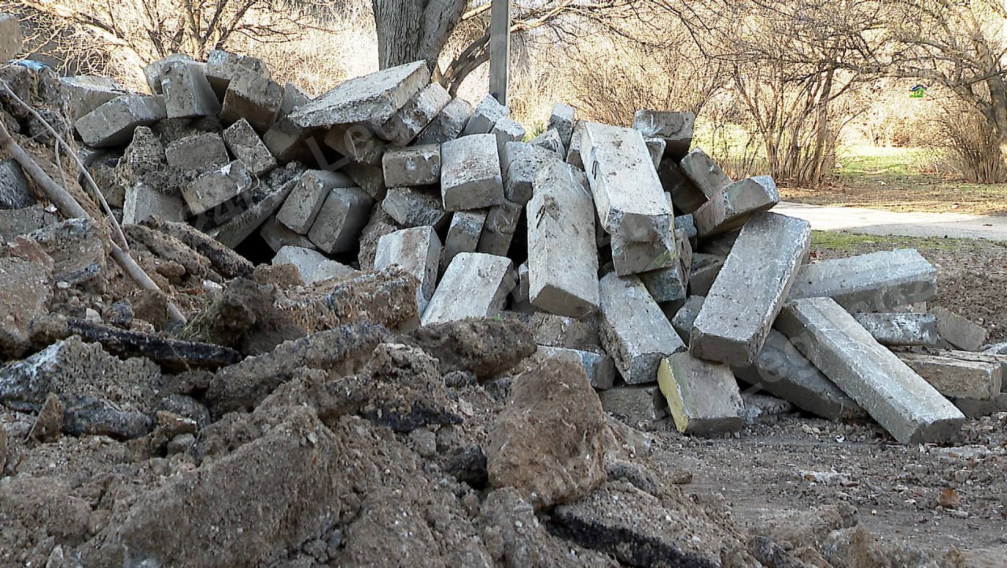 Перезагрузка внутри кварталов 11 дворов Севастополя отремонтируют в этом году Бригада строителей начала работу с улицы Адмирала Юмашева Благоустройство здесь не проводили с момента постройки дома больше 40 лет Сейчас заканчивают демонтаж старого покрытия В планах специалистов закатать в асфальт 3 5 тысячи квадратных метров тротуаров и проездов установить 1 5 тысячи погонных метров бордюрного камня и обустроить водоотводные лотки и лестницу Конструкция сделает двор функциональнее Сдать объект планируют через 2 месяца Легендарный 24 Севастополь