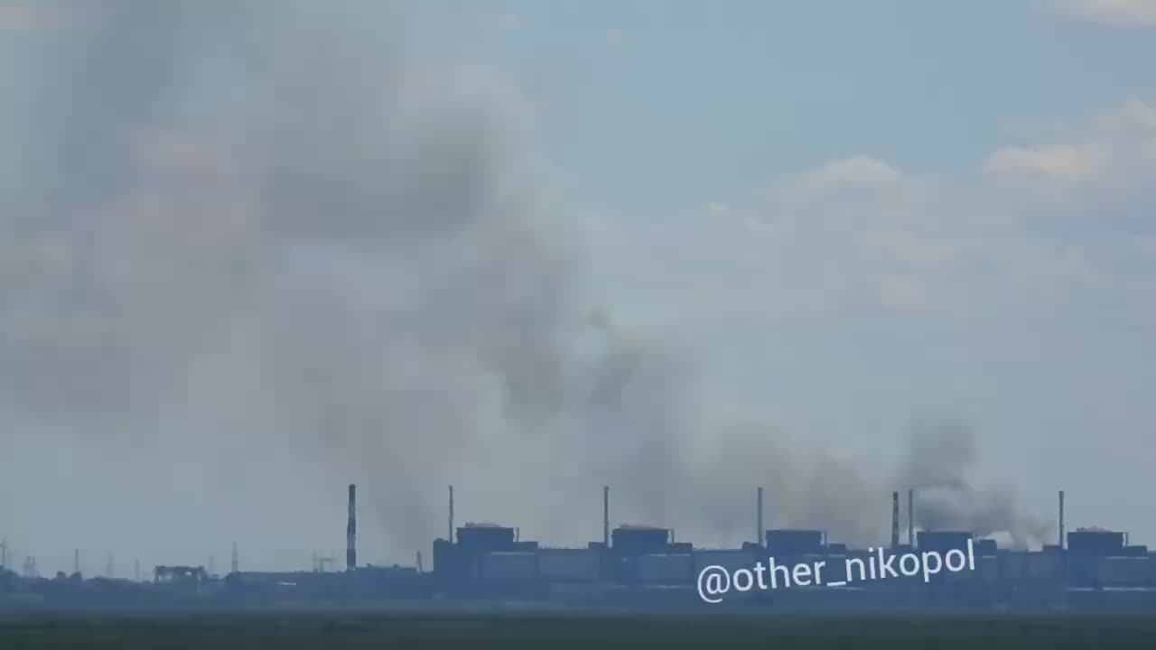 Густой столб дыма зафиксирован над Запорожской АЭС в Энергодаре