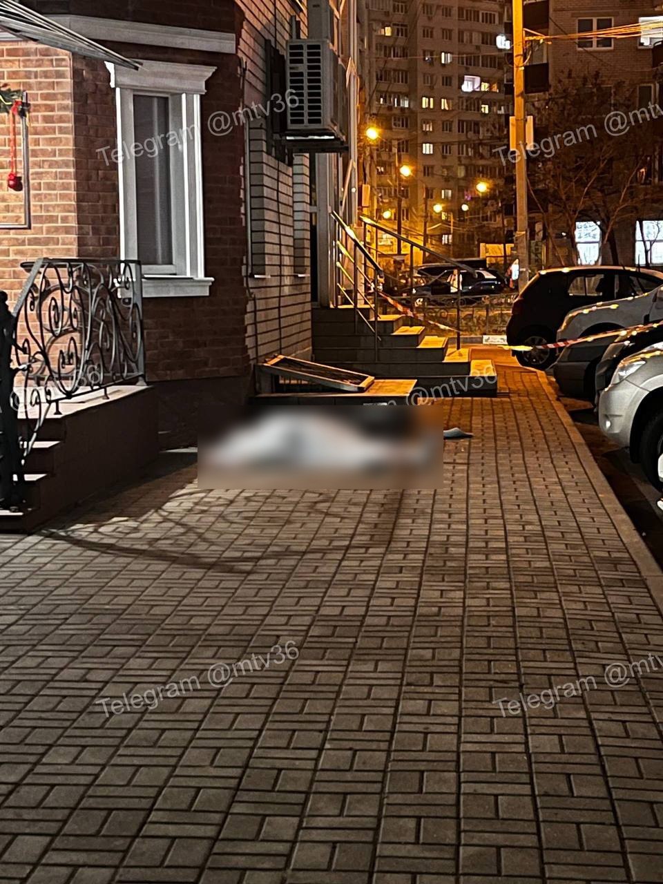 В Воронеже у дома на улице Владимира Невского обнаружили тело женщины Тело обнаружили в пятницу 19 декабря у дома 48г Очевидцы утверждают что женщина выпала из окна и разбилась Следователи устанавливают обстоятельства гибели Подписывайтесь на канал РИА Воронеж в Max