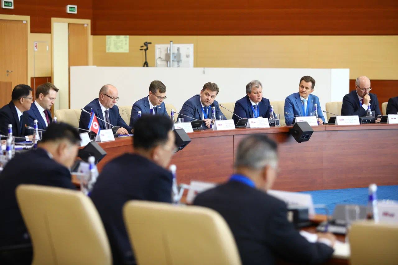 Первый форум ректоров университетов России и КНДР прошел во Владивостоке В Дальневосточном федеральном университете состоялся первый в истории Форум ректоров Российской Федерации и Корейской Народно-Демократической Республики. Мероприятие объединило более 70 руководителей ведущих вузов двух стран. Делегацию КНДР возглавил заместитель министра образования Ли Чак Син. Замглавы Минобрнауки России Ольга Петрова, выступая с приветственным словом, отметила, что форум стал важным шагом к укреплению стратегического партнерства между двумя странами. «В последние годы отношения между Россией и КНДР вышли на качественно новый уровень доверия и кооперации. Подтверждением этому служит регулярное взаимодействие на высшем и высоком уровнях. Надеюсь, что форум станет регулярной и рабочей площадкой для университетов наших стран», — сказала Ольга Петрова. На полях форума состоялись: встреча двух ведомств, на которой предметно обсудили сотрудничество, включая актуализацию нормативно-правовой базы; пленарное заседание, на котором обсуждались актуальные вопросы международного образования и академической мобильности; панельные сессии, где участники обсудили форматы технологического партнерства, определили приоритетные направления сотрудничества в области фундаментальных исследований, совместную подготовку инженерных кадров и специалистов в сфере информационных технологий; заключено порядка 10 соглашений об обмене студентами между российскими и корейскими вузами. #международное_сотрудничество