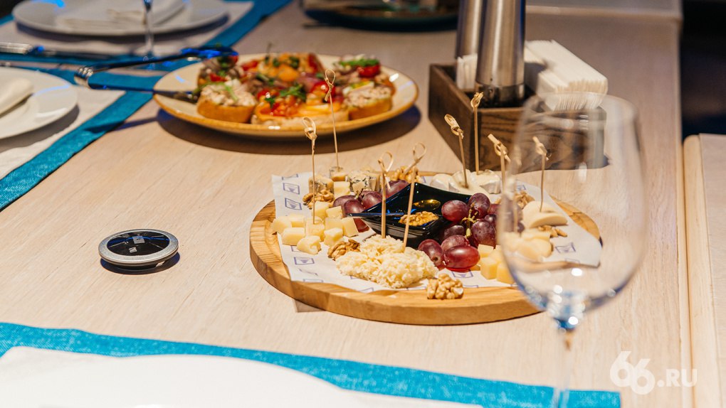 20 лучших ресторанов Екатеринбурга по версии посетителей и критиков назвал Яндекс В Ultima Guide который составляет компания впервые включили Екатеринбург На первом этапе заведения города анализировали с помощью нейросетей В финальный список после отбора экспертов вошли Гастроли Горожане Паштет Стейк хаус Супра Счастливы вместе Троекуровъ Шави ломи Asado Culta Custo Double Forest Gavi Luna Momo Neoni Olio Osteria Dolce Self Edge Japanese А какое заведение лучшее на ваш взгляд Пишите в комментариях   Новости из Екатеринбурга