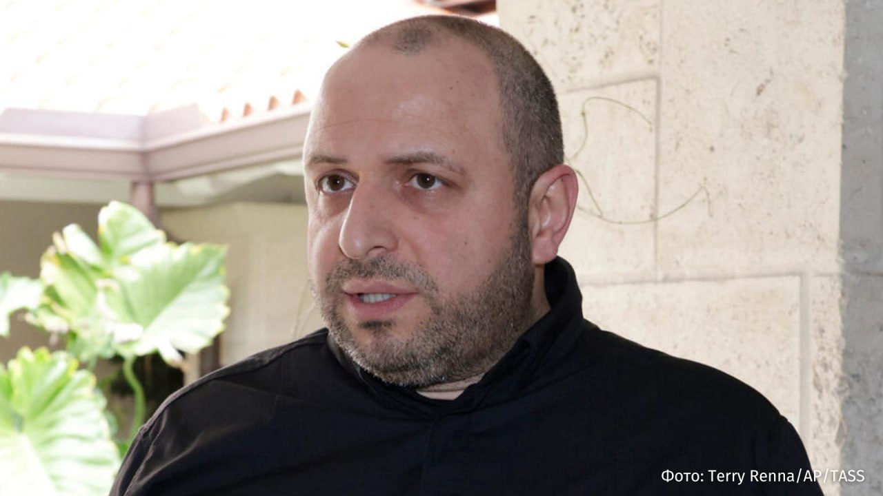 Глава СНБО и экс министр обороны Украины Рустем Умеров просил защиты у главы ФБР Кэша Патела в расследовании НАБУ коррупционного скандала Об этом пишут украинские СМИ Источники утверждают что встреча была организована через турецкие каналы Умерова и на ней также присутствовал замглавы СБУ Александр Поклад Там обсуждалось желательное отсутствие со стороны ФБР экспертной следственной или иной профессиональной помощи НАБУ в деле бизнесмена возглавлявшего коррупционную схему Тимура Миндича В материалах СМИ отмечается что когда подробности встречи Умерова и Патела стали известны в администрации Дональда Трампа глава ФБР был вызван на серьезный разговор  3 декабря НАБУ начало проверку Государственного оператора тыла Украины на предмет потенциальных коррупционных схем при закупке некачественных бронежилетов для армии в которых был обвинен украинский бизнесмен Тимур Миндич Один из эпизодов новых обвинений связан с тем что по версии следствия Миндич уговорил Умерова закупить некачественные бронежилеты у конкретной компании В итоге экс министр обороны дал отмашку и фирма победила в конкурсе но из за огласки скандала контракт так и не был заключен IZ RU в Telegram в MAX