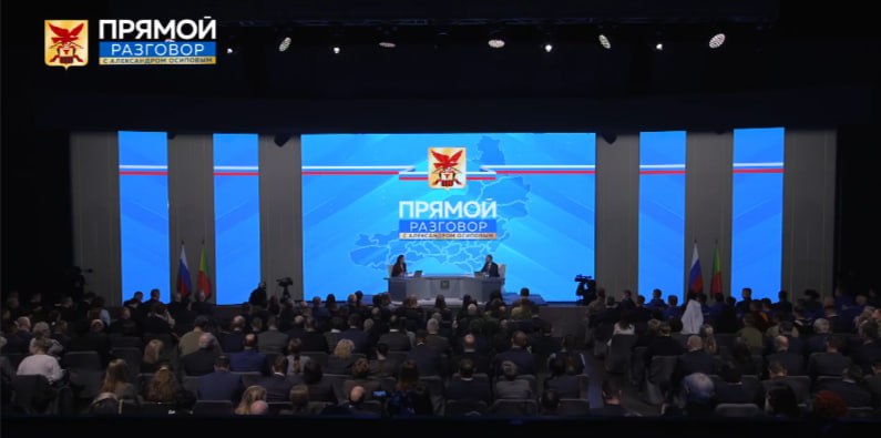 Детский сад в селе Акша начнут строить в 2026 году Губернатор Забайкалья Александр Осипов во время Прямого разговора 12 отвечая на вопрос жительницы села Акша о строительстве местного детсада заявил что его возведение начнётся в 2026 году Забайкалка рассказала что в селе уже несколько лет нет детского сада Его обещали построить ещё в 2023 году но этого так и не произошло Из за отсутствия дошкольного учреждения детей приходится возить в соседнее село Осипов рассказал что в 2026 году будут приняты все решения о строительстве детсада Стройка застряла из за проблем с документами произошло расторжение контракта с подрядчиком При этом часть конструкций уже была возведена закуплены стройматериалы Сейчас все документы переподготовлены строительство детского сада начнётся в 2026 году Фото кадр с эфира ChitaMedia Забайкальский край