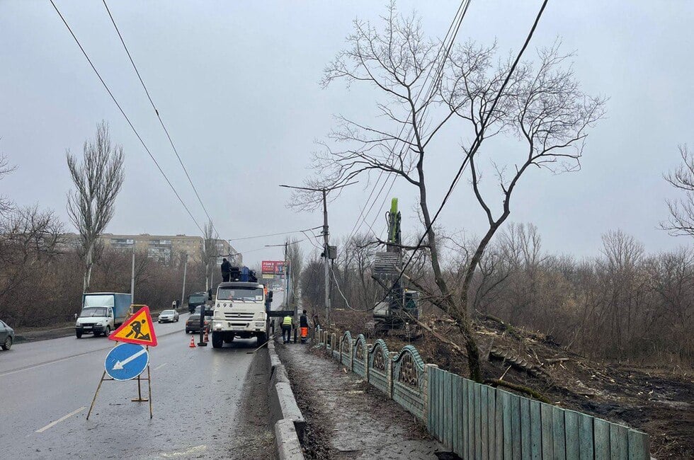 «Автодор» отремонтирует мост на трассе Макеевка — Донецк. Пробок будет меньше  ДАН:    Написать в чат-бот  Мост входит в состав трассы, которая соединяет Макеевку с Донецком. По ней следуют транзитом в Шахтерск, Снежное, а затем в Луганскую Народную Республику.  Протяженность моста составляет 26 метров. В ходе капремонта там заменят поврежденные балки пролета, забетонируют выравнивающий слой проезжей части, обновят гидроизоляцию. Также на мосту обустроят тротуары, водоотвод, барьерное ограждение, перила. Планируется благоустроить прилегающую территорию.  Читать полностью